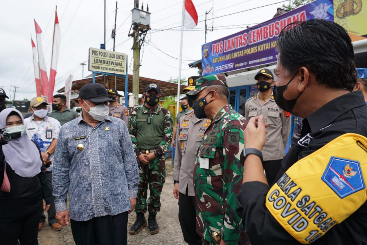 Pantau Posko Penyekatan Samarinda Tenggarong Isran 