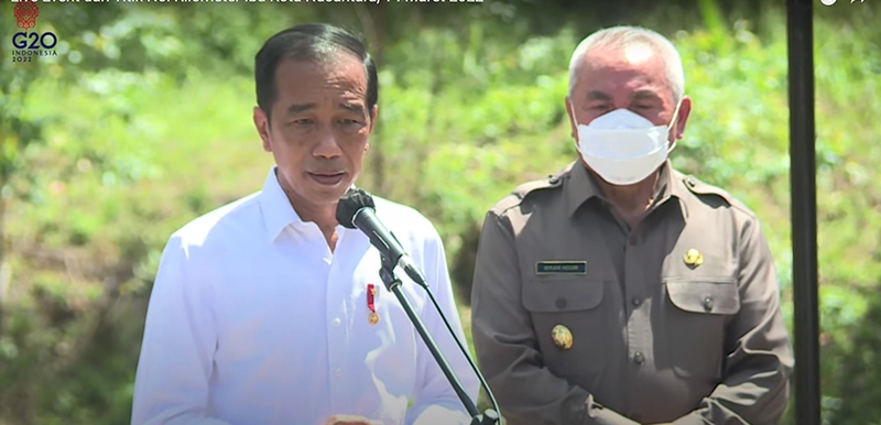 Presiden Jokowi Tuangkan Tanah Dan Air Dari Kutai Kartanegara Di Titik ...