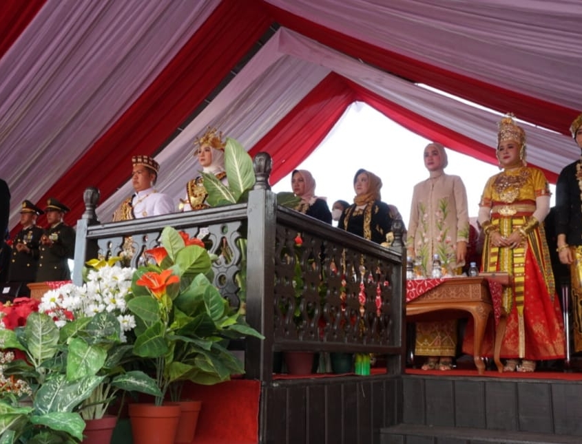 Pakaian Adat Nusantara Warnai Upacara Aubade Penurunan Bendera di