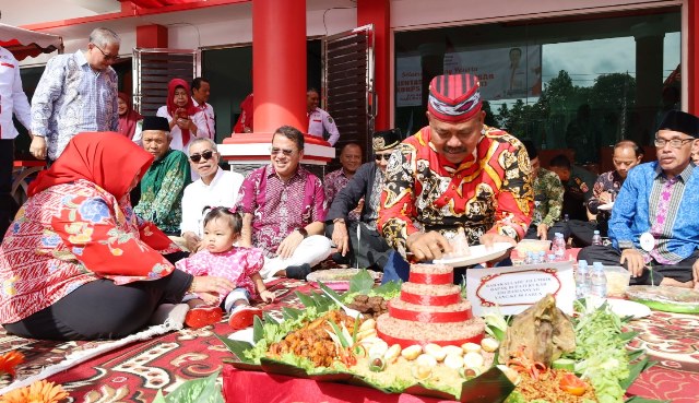 Genap Berusia 58 Tahun, Edi Damansyah Potong Tumpeng Didampingi Isteri ...