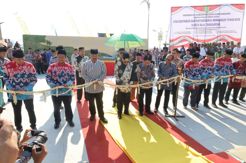 Sultan Dan Bupati Resmikan Taman Titik Nol Di Depan Museum Mulawarman ...