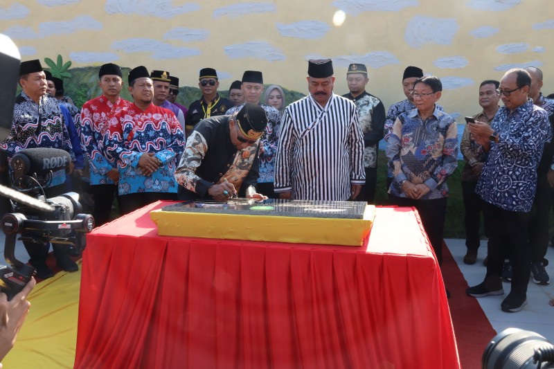 Sultan Dan Bupati Resmikan Taman Titik Nol Di Depan Museum Mulawarman ...