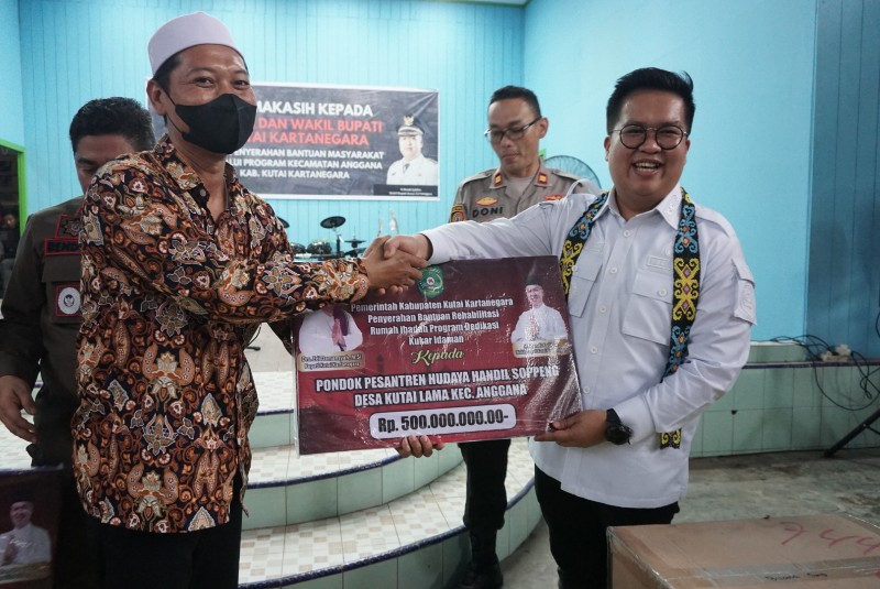 Serahkan Sejumlah Bantuan, Wabup Sebut Hampir Semua Sektor Di Anggana ...