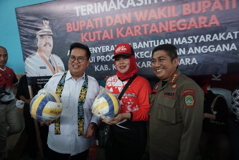 Serahkan Sejumlah Bantuan, Wabup Sebut Hampir Semua Sektor Di Anggana ...